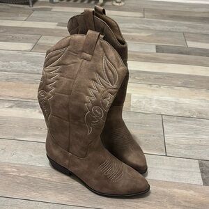 Women’s cowboy boots new without box.